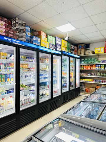 Refrigerated drinks display